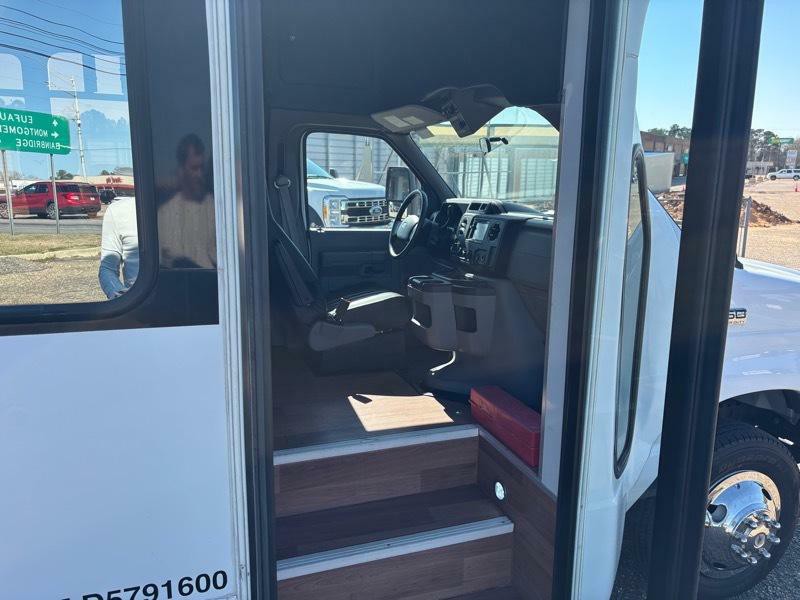 2017 Ford Econoline Image 8