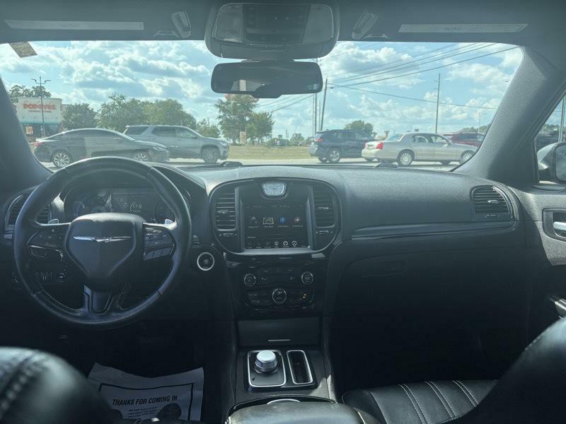 2016 Chrysler 300 Image 9