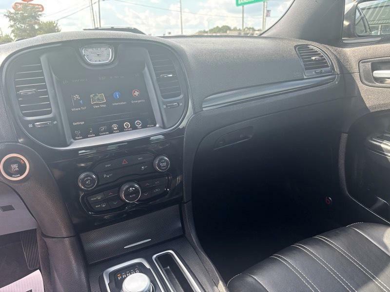 2016 Chrysler 300 Image 11