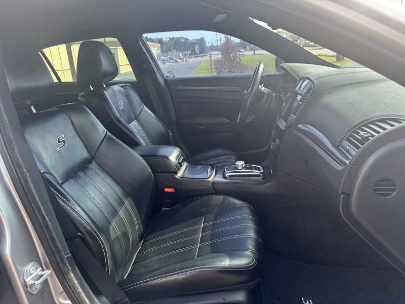 2016 Chrysler 300 Image 16