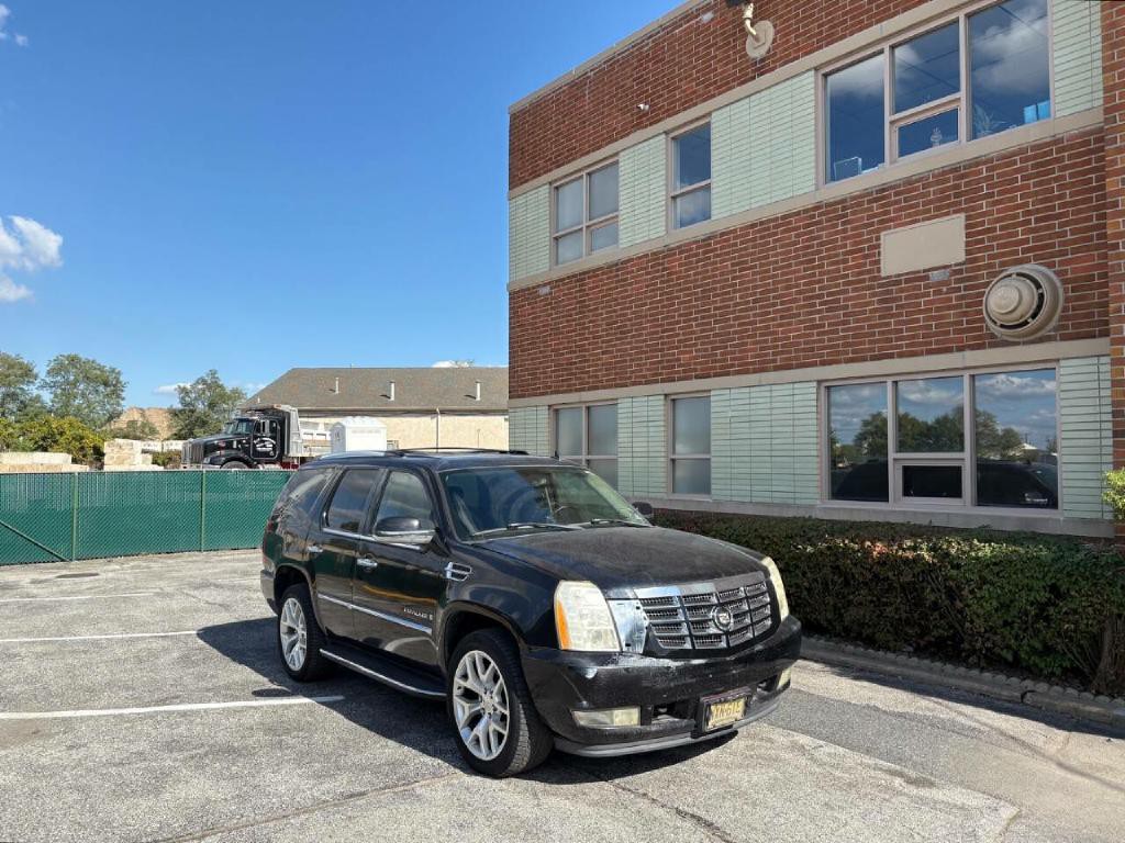 2007 Cadillac Escalade Image 2