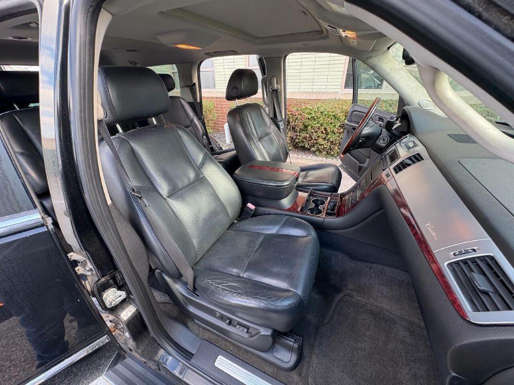 2007 Cadillac Escalade Image 28