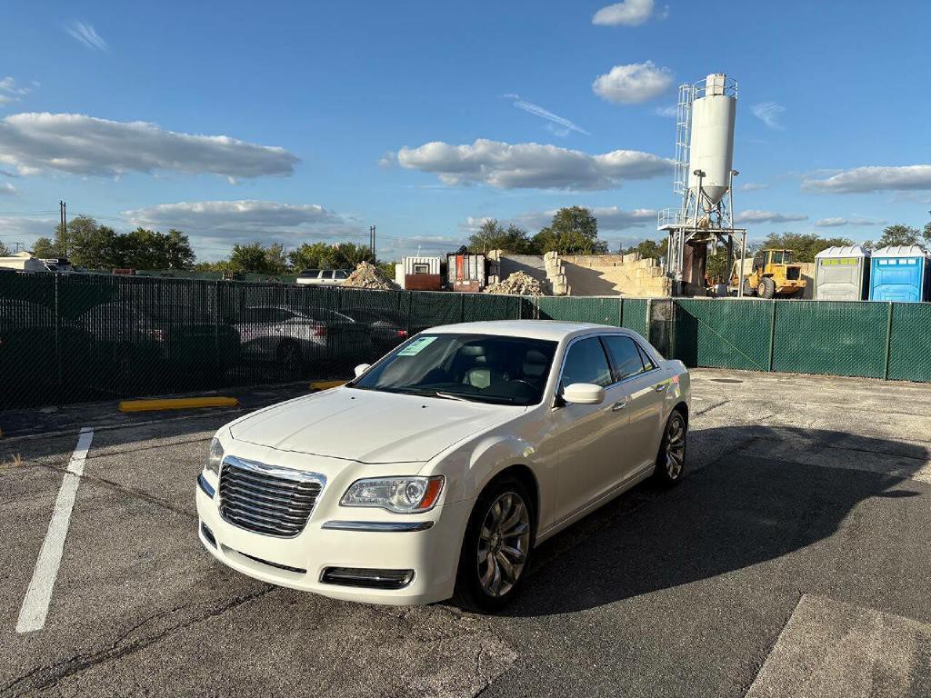 2014 Chrysler 300 Image 4