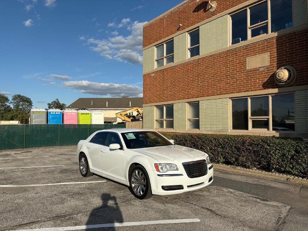 2014 Chrysler 300 Image 9