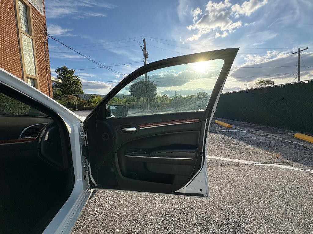 2014 Chrysler 300 Image 18