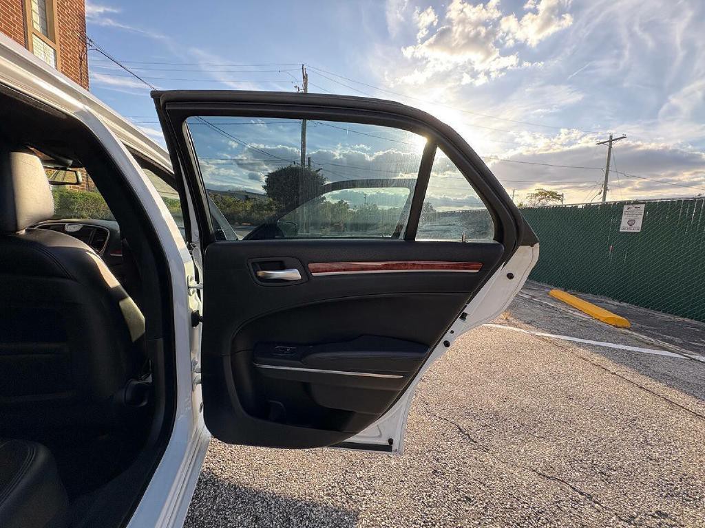 2014 Chrysler 300 Image 19