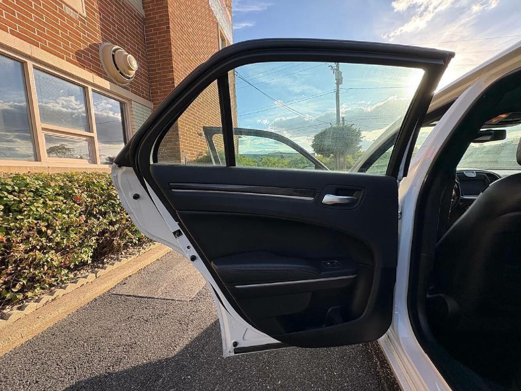 2014 Chrysler 300 Image 24