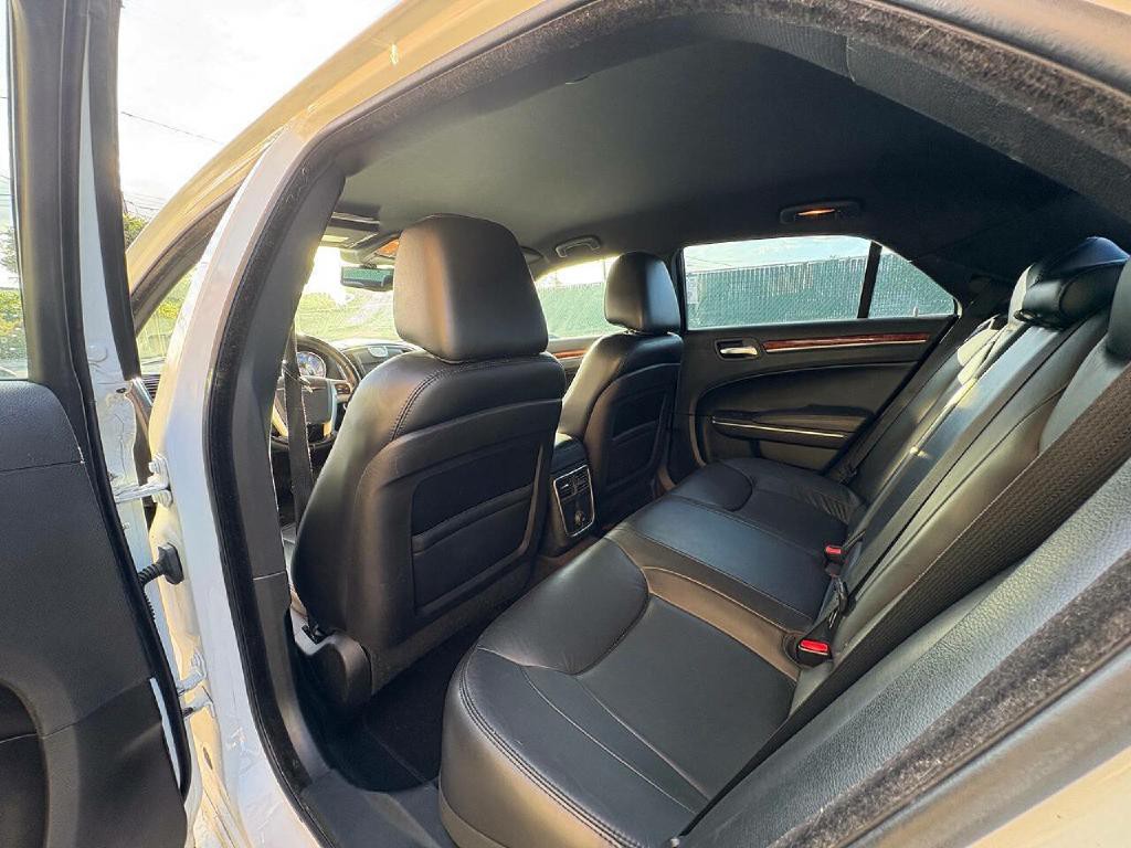 2014 Chrysler 300 Image 25