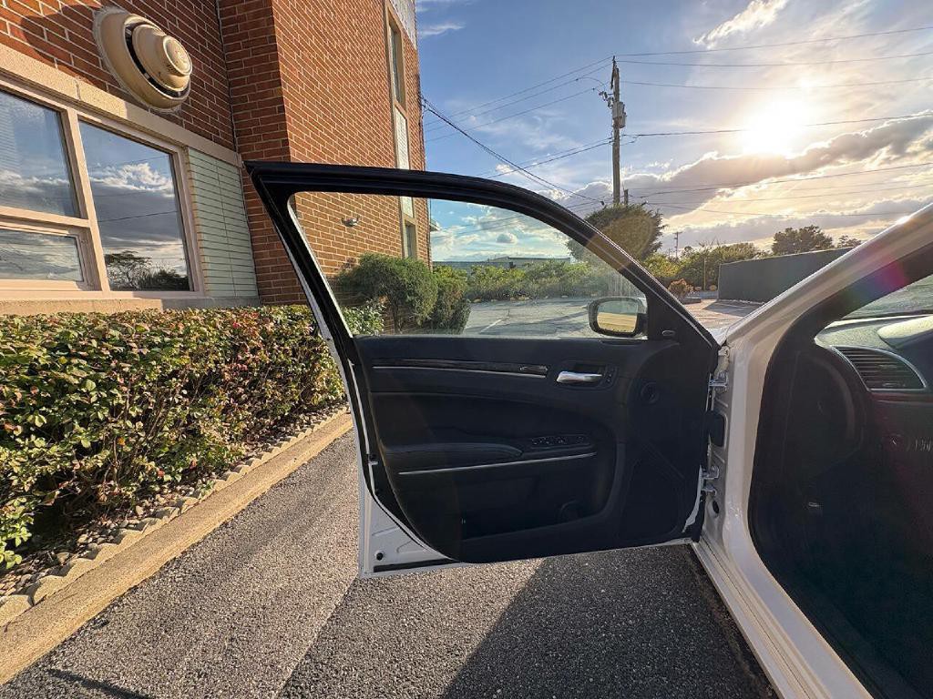 2014 Chrysler 300 Image 27