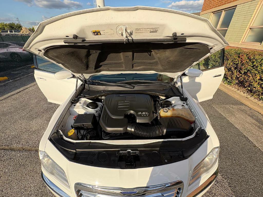 2014 Chrysler 300 Image 30