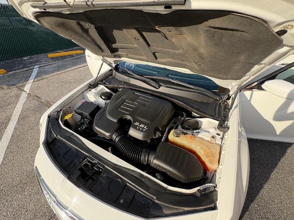 2014 Chrysler 300 Image 32