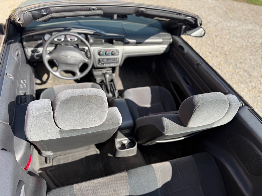 2004 Chrysler Sebring Image 2