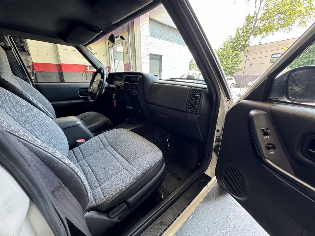2001 Jeep Cherokee Image 24