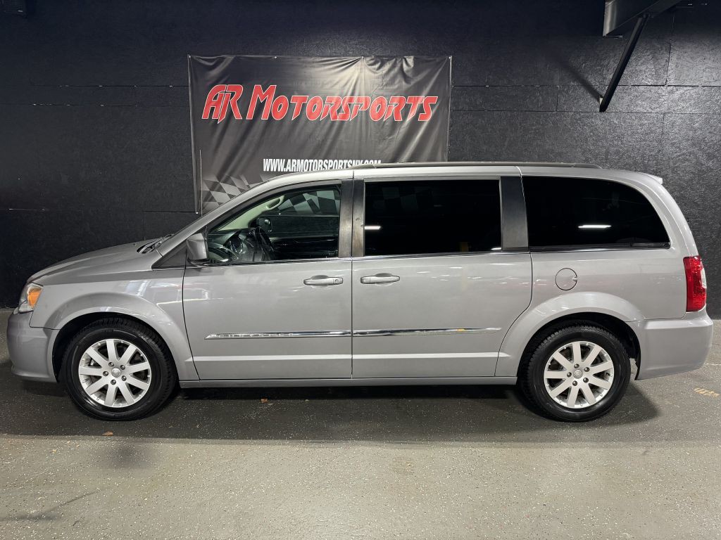 2016 Chrysler Town & Country Image 2