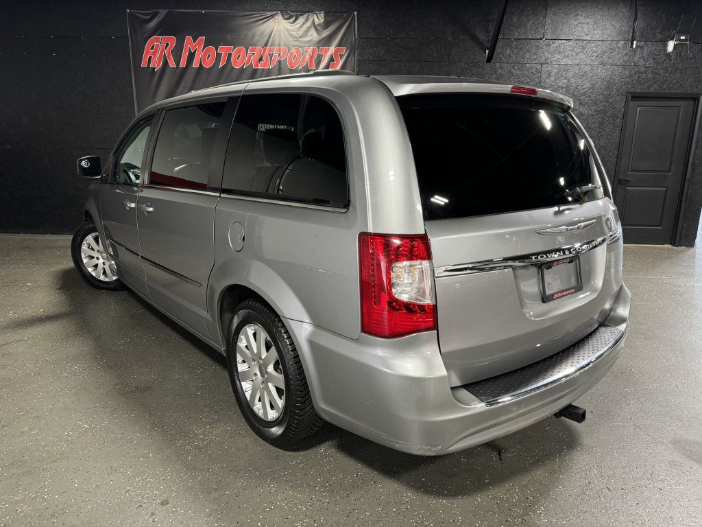 2016 Chrysler Town & Country Image 3