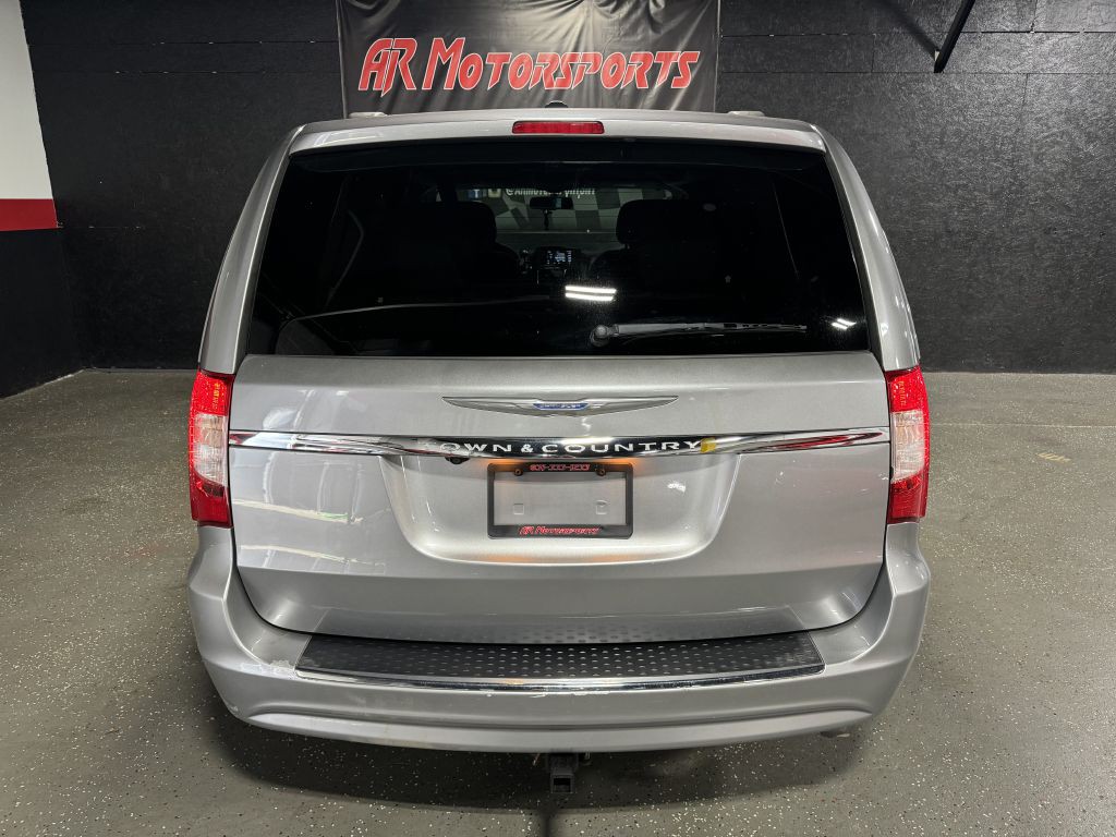 2016 Chrysler Town & Country Image 4