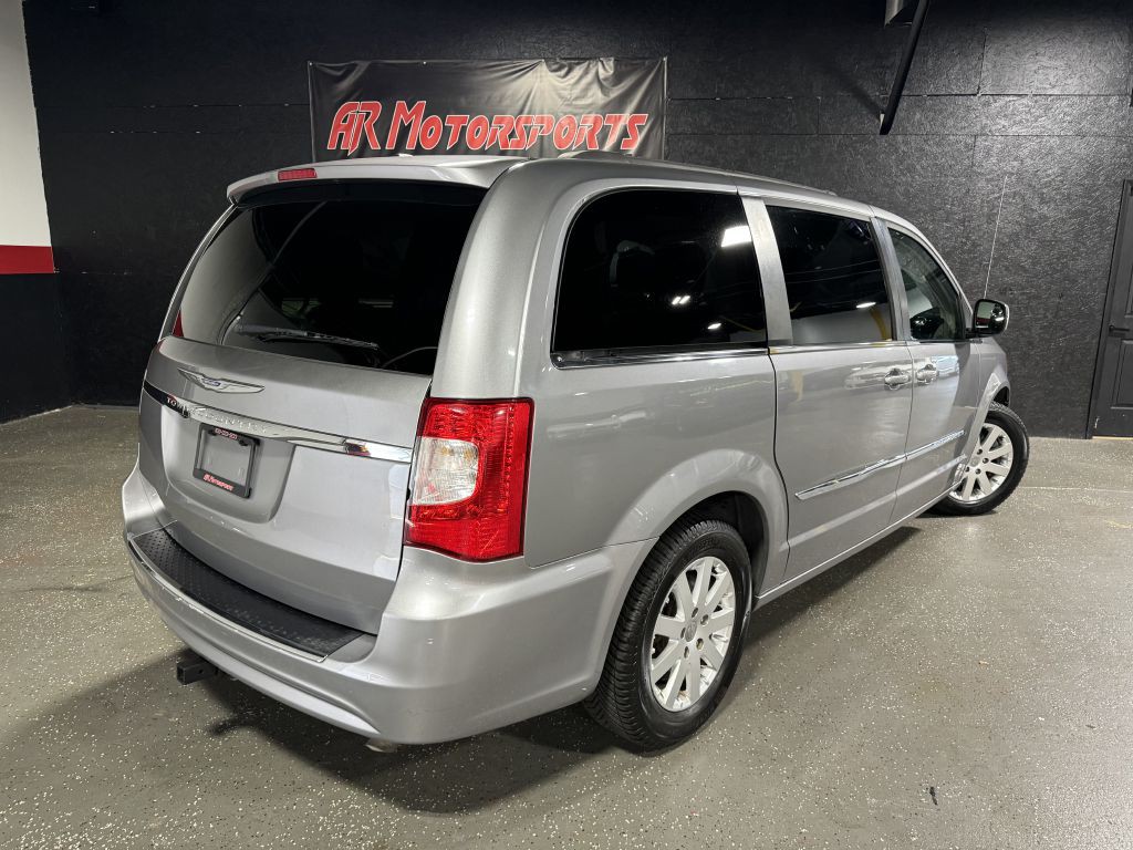 2016 Chrysler Town & Country Image 5