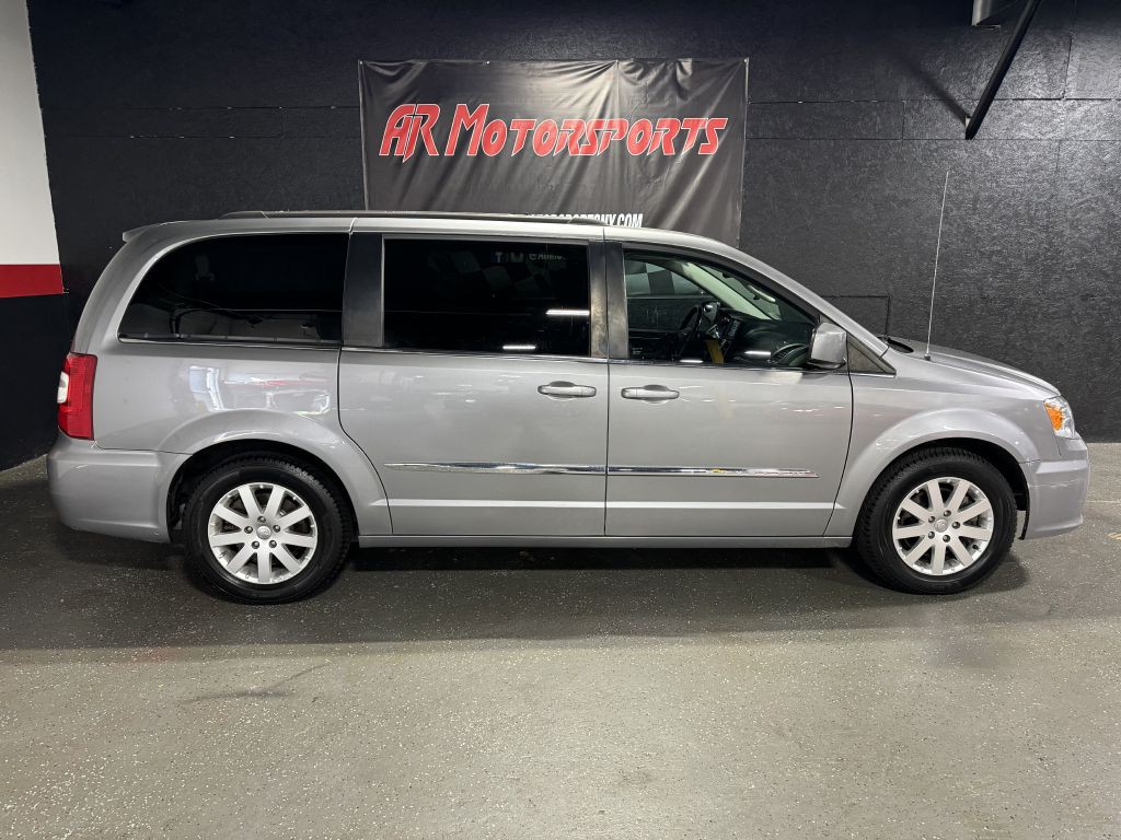 2016 Chrysler Town & Country Image 6