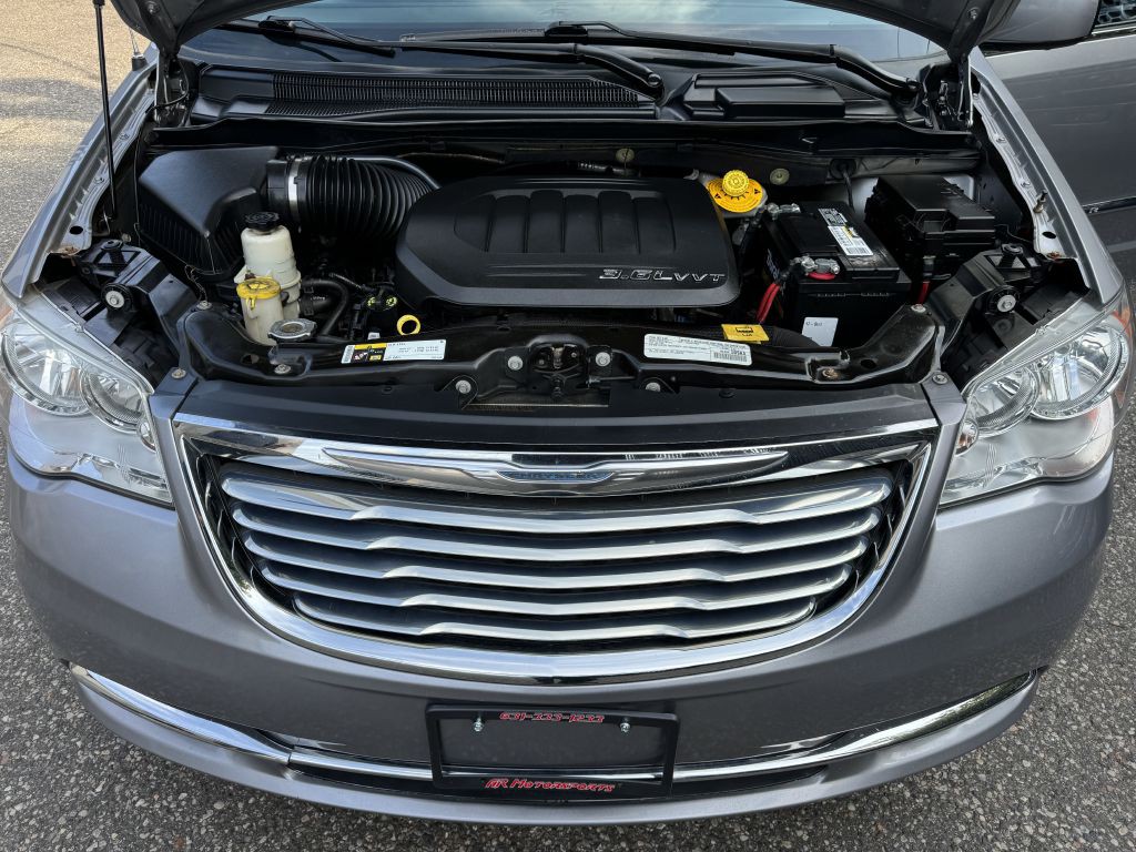 2016 Chrysler Town & Country Image 9