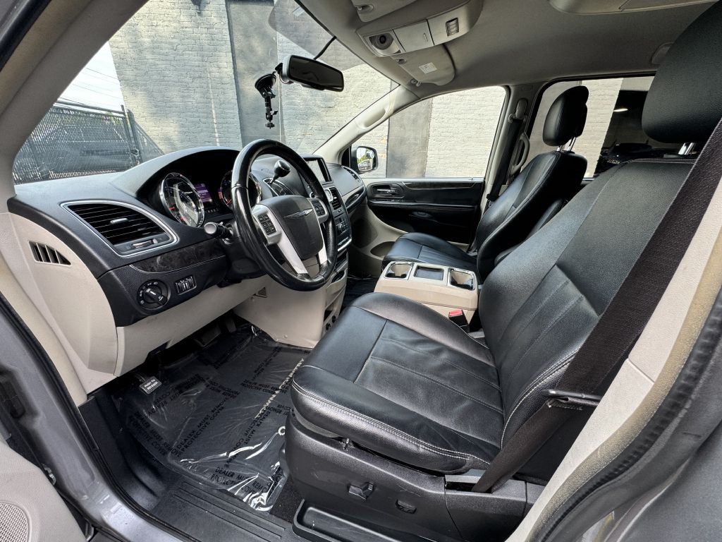 2016 Chrysler Town & Country Image 12