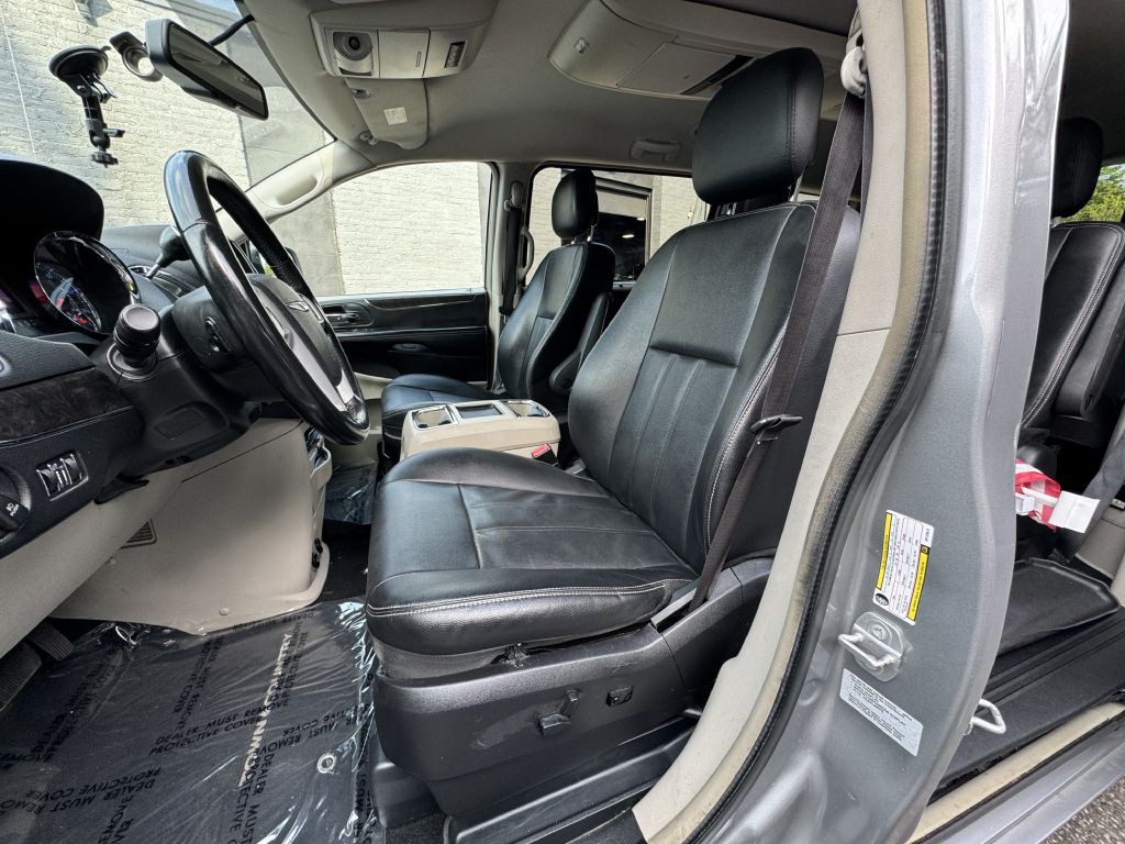 2016 Chrysler Town & Country Image 13