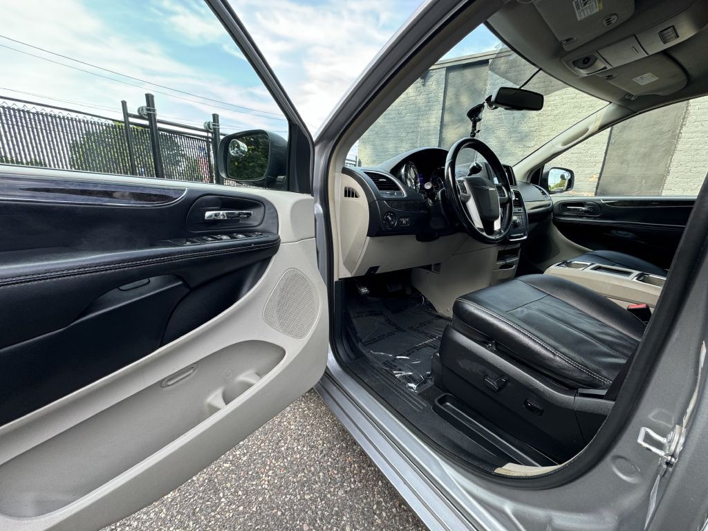2016 Chrysler Town & Country Image 14