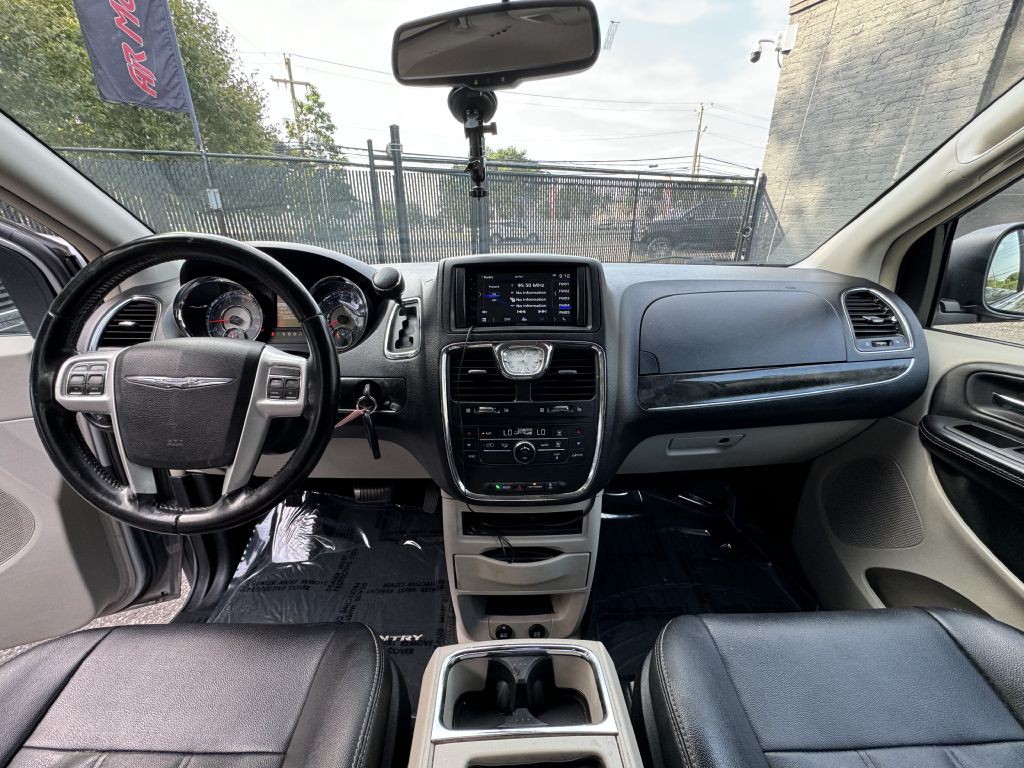 2016 Chrysler Town & Country Image 16