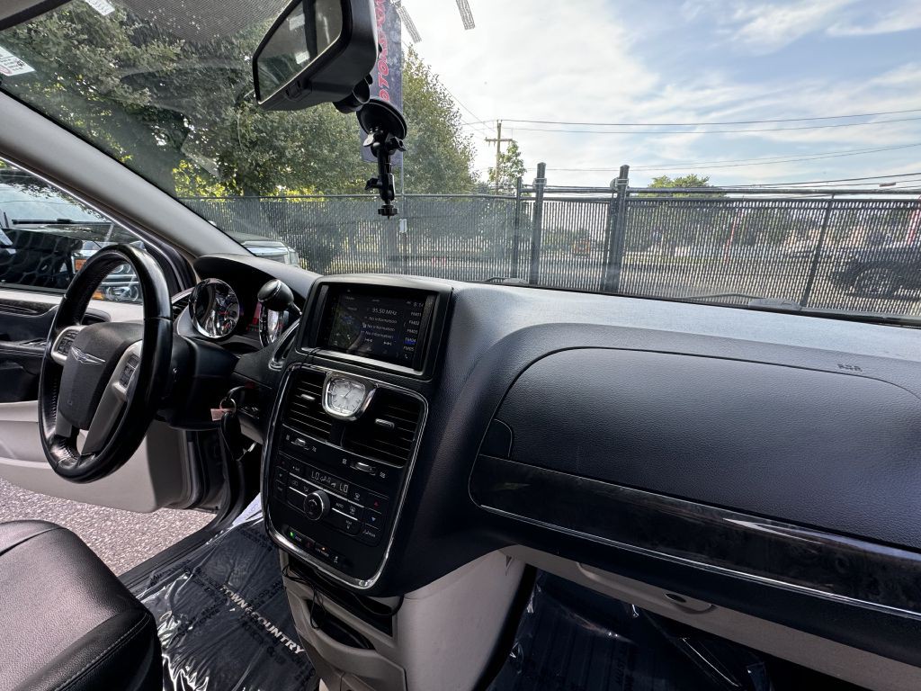 2016 Chrysler Town & Country Image 17