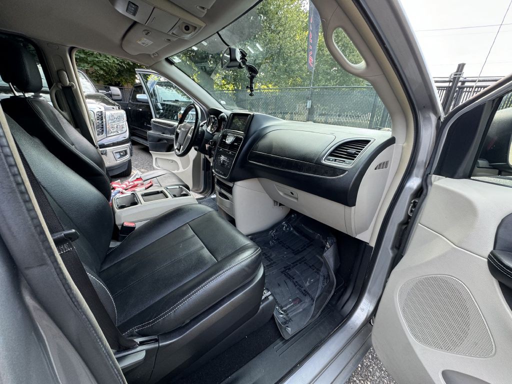 2016 Chrysler Town & Country Image 18