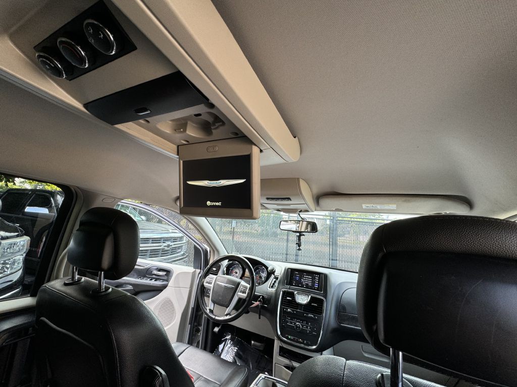 2016 Chrysler Town & Country Image 19