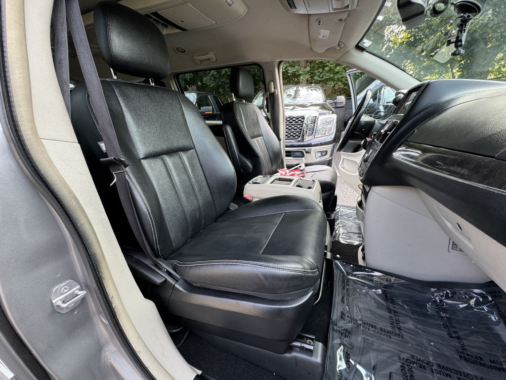 2016 Chrysler Town & Country Image 20