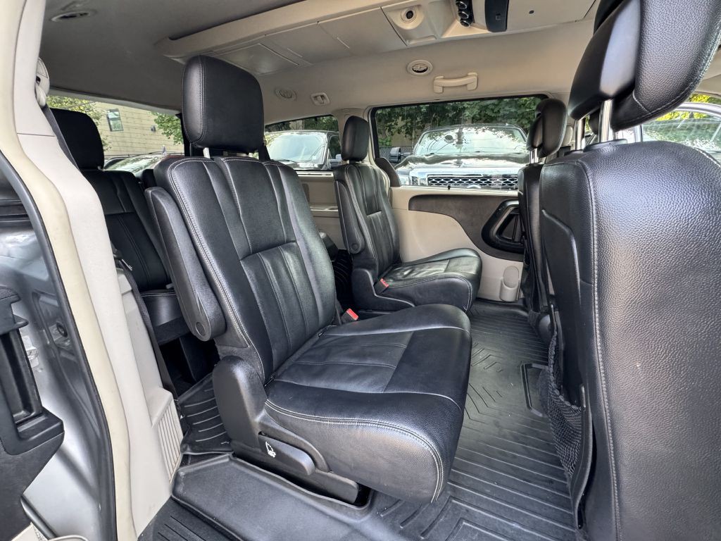 2016 Chrysler Town & Country Image 21