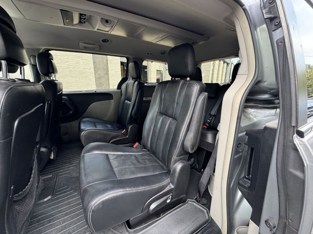 2016 Chrysler Town & Country Image 22