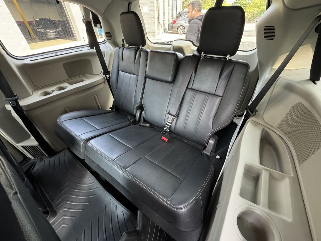 2016 Chrysler Town & Country Image 23