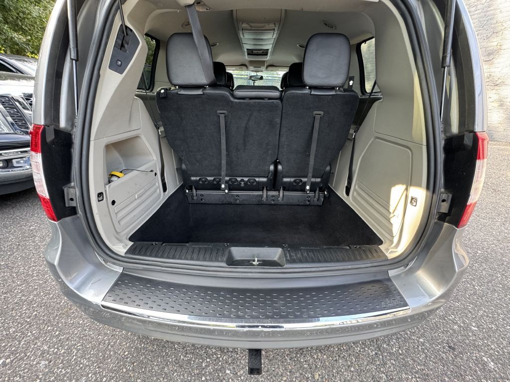 2016 Chrysler Town & Country Image 24
