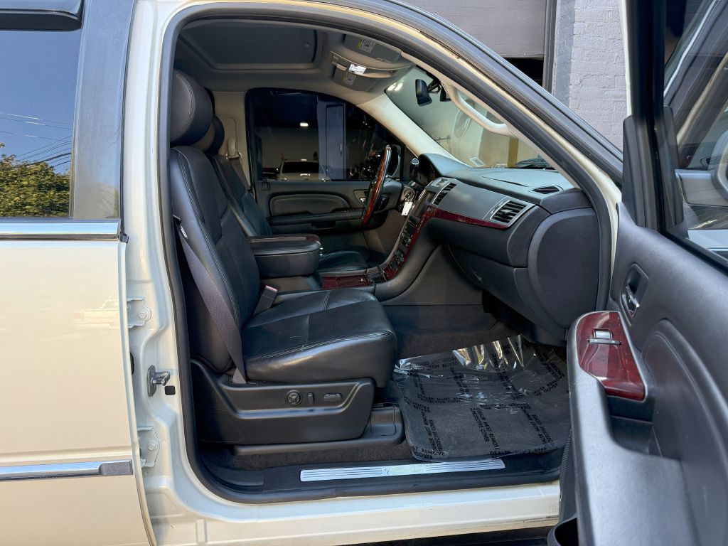 2009 Cadillac Escalade Image 12