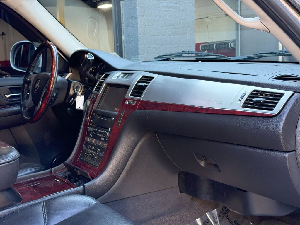 2009 Cadillac Escalade Image 14