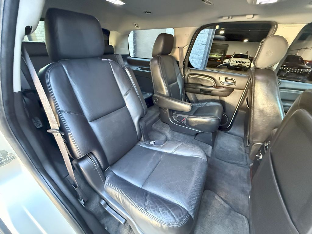 2009 Cadillac Escalade Image 16