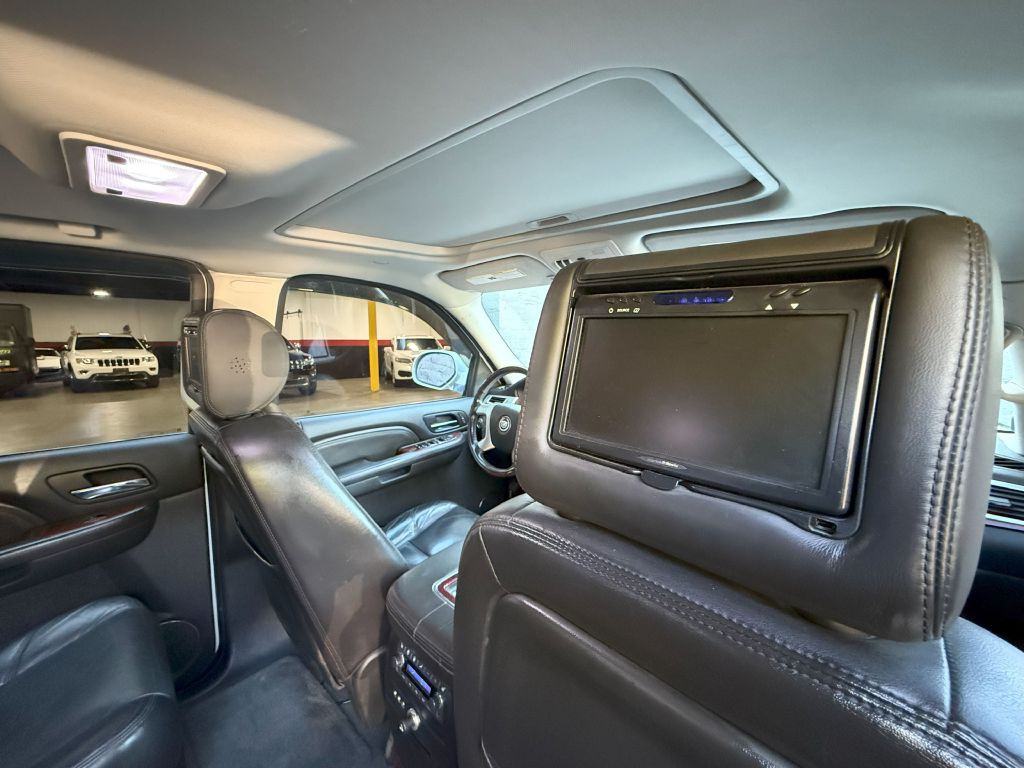 2009 Cadillac Escalade Image 18