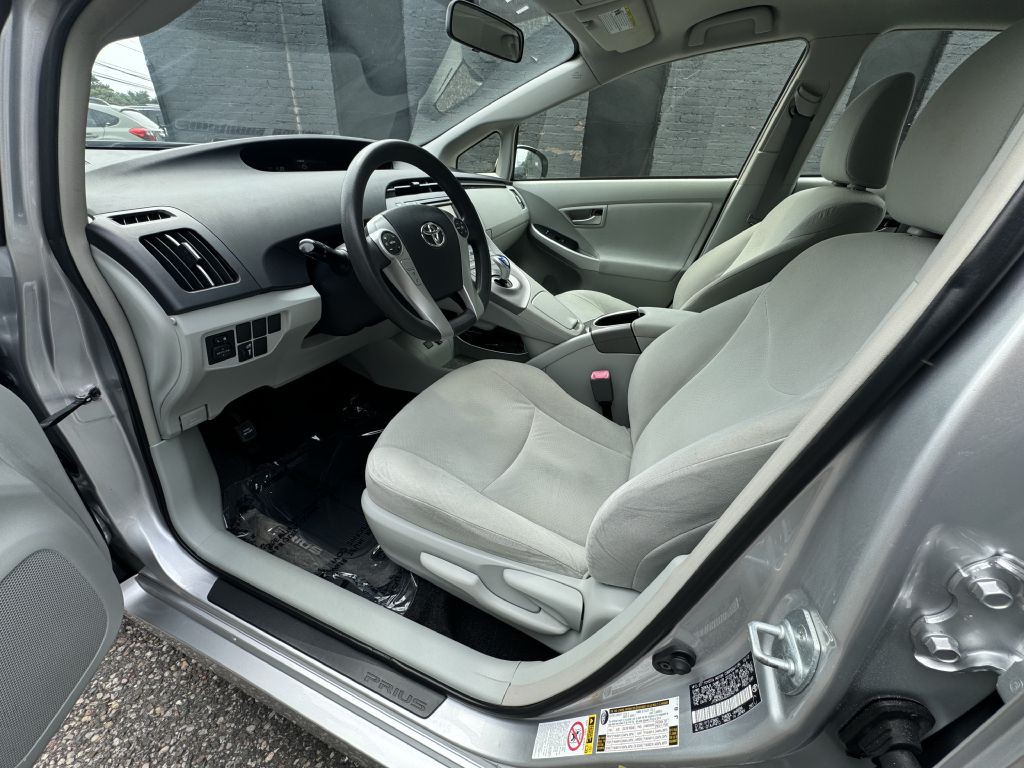 2013 Toyota Prius Image 11