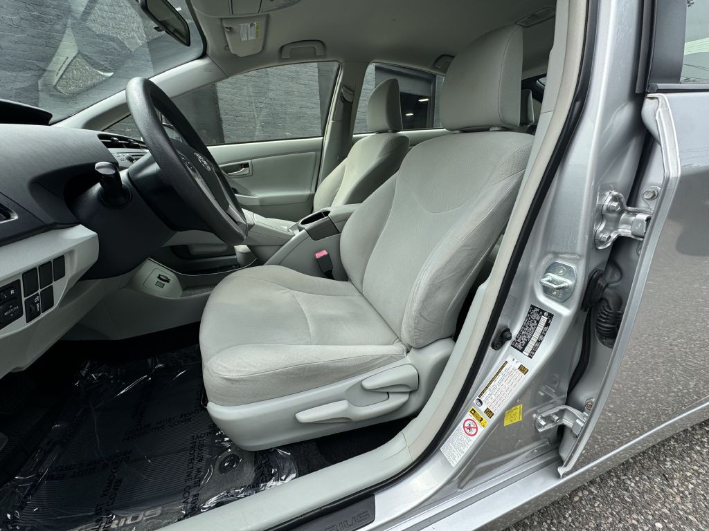 2013 Toyota Prius Image 12