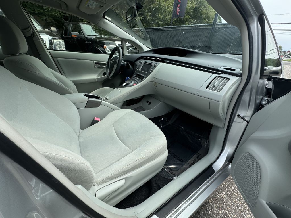 2013 Toyota Prius Image 16