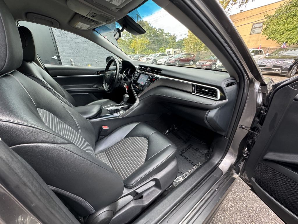 2018 Toyota Camry Image 18
