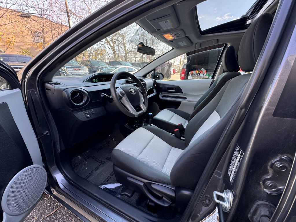 2012 Toyota Prius Image 10