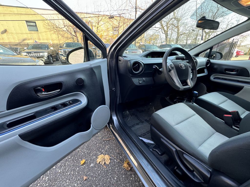 2012 Toyota Prius Image 11