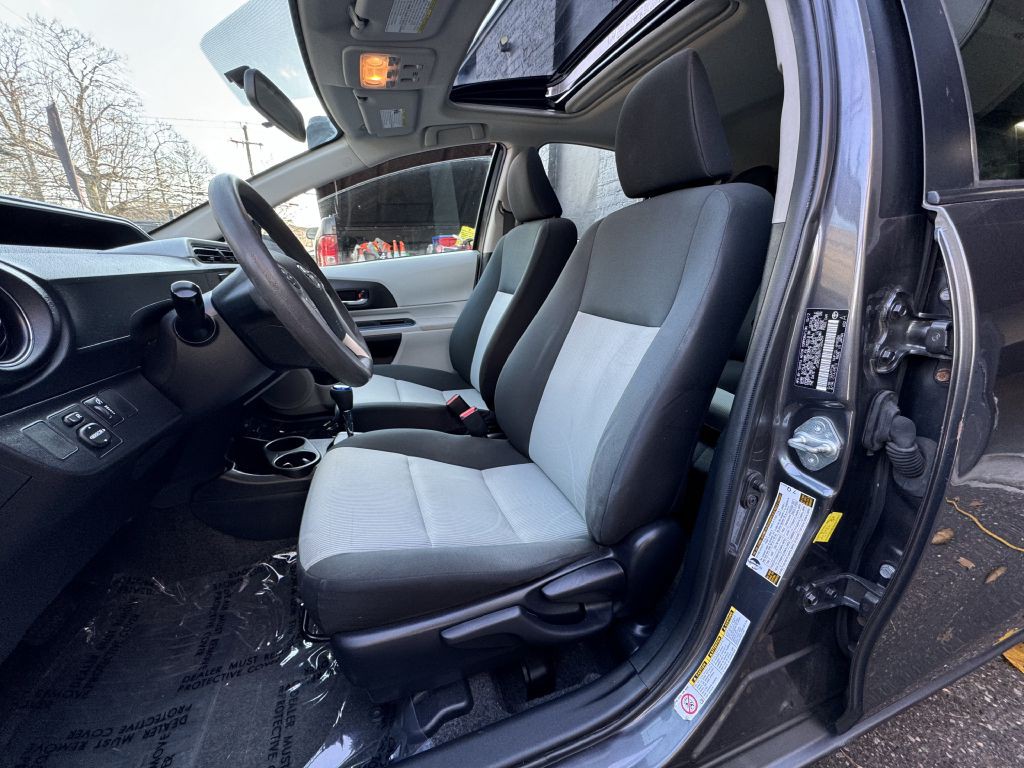 2012 Toyota Prius Image 12