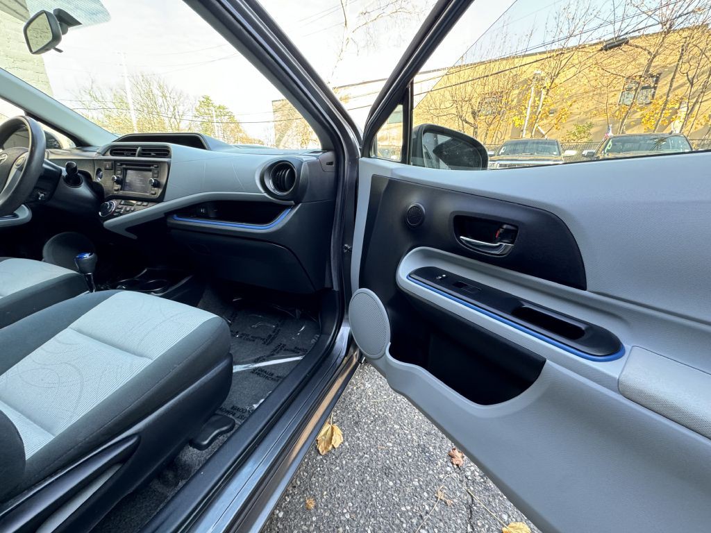 2012 Toyota Prius Image 16