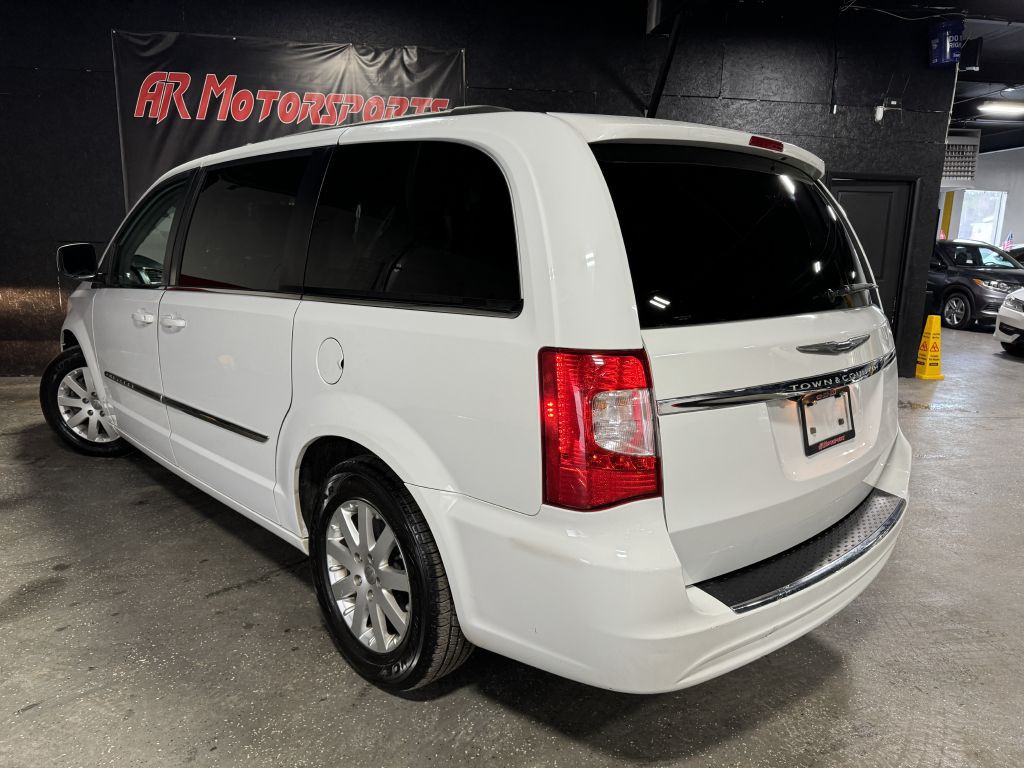2014 Chrysler Town & Country Image 3