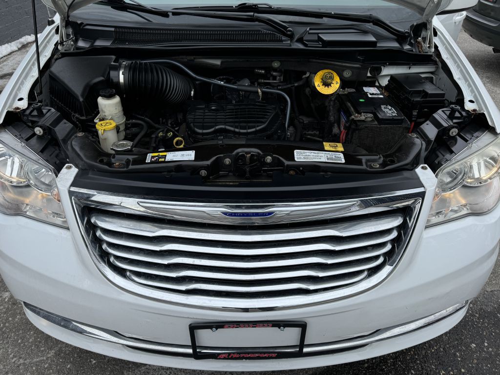2014 Chrysler Town & Country Image 9