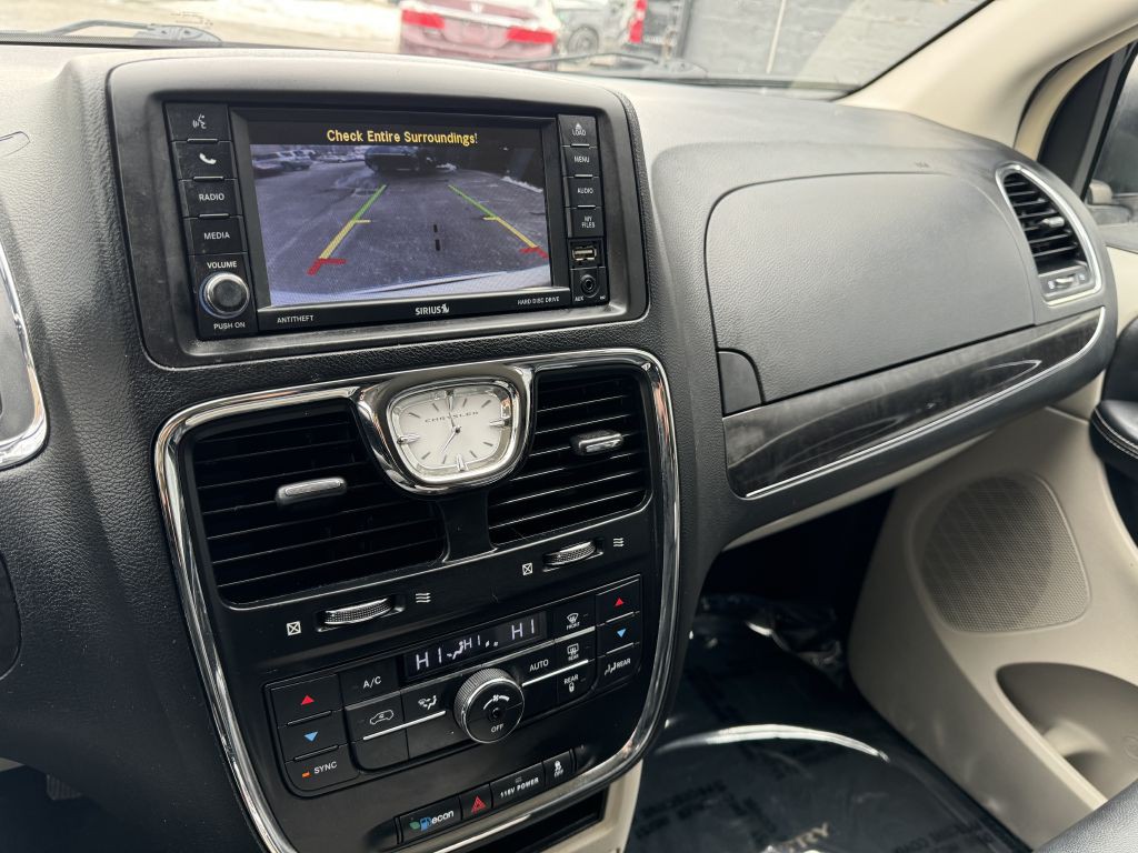 2014 Chrysler Town & Country Image 10